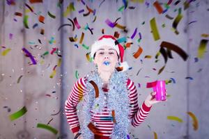 femme d'affaires portant un chapeau rouge et sifflet de fête photo