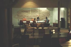 équipe commerciale lors d'une réunion dans un immeuble de bureaux moderne photo