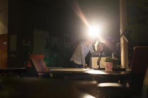 jeunes créateurs au bureau de nuit photo