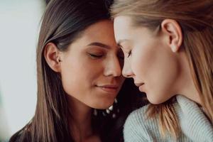 divers amis filles couple de lesbiennes étreindre. les femmes élégantes et cool de la génération z qui sortent amoureuses profitent de relations amoureuses photo