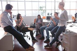 équipe de jeunes entreprises lors d'une réunion dans un immeuble de bureaux moderne photo