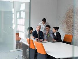 groupe de gens d'affaires en réunion au bureau de démarrage moderne photo