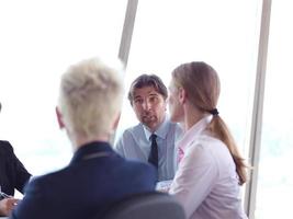 groupe de gens d'affaires lors d'une réunion dans un bureau moderne et lumineux photo