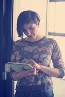 femme d'affaires travaillant sur tablette photo