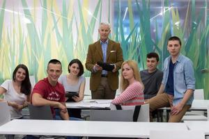 portrait d'enseignant avec un groupe d'étudiants en arrière-plan photo