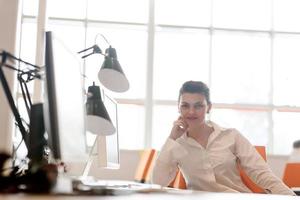 femme d'affaires travaillant sur ordinateur au bureau photo