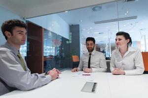 jeune couple signant des documents contractuels sur le dos des partenaires photo