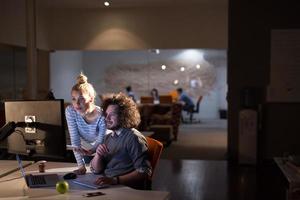 jeunes créateurs au bureau de nuit photo