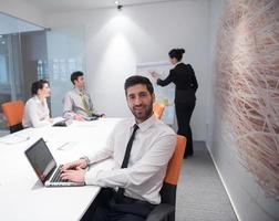 jeune homme d'affaires à la réunion photo