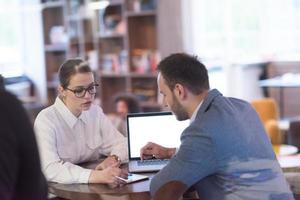 équipe commerciale travaillant avec un ordinateur portable dans un bureau créatif photo