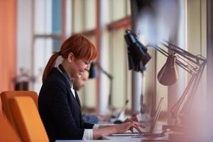 femme d'affaires travaillant sur ordinateur au bureau photo