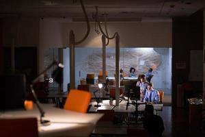 jeunes créateurs au bureau de nuit photo