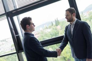 conclure l'affaire dans un intérieur de bureau moderne photo