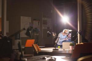 jeunes créateurs au bureau de nuit photo