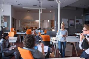 équipe de jeunes entreprises lors d'une réunion dans un immeuble de bureaux moderne photo