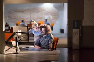 jeunes créateurs au bureau de nuit photo