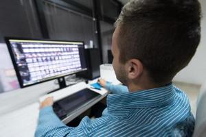 éditeur de photos à son bureau