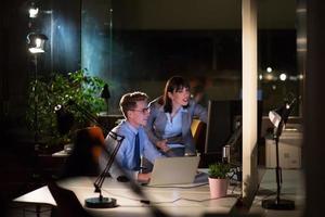 jeunes créateurs au bureau de nuit photo