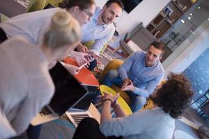 équipe commerciale de démarrage lors d'une réunion dans un immeuble de bureaux moderne photo