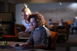 jeunes créateurs au bureau de nuit photo