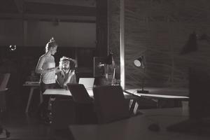 jeunes créateurs au bureau de nuit photo