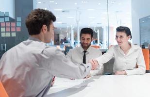 jeune couple signant des documents contractuels sur le dos des partenaires photo