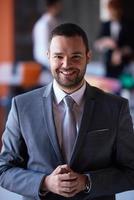 portrait de jeune homme d'affaires au bureau moderne photo