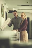 couple d'affaires copier des documents photo