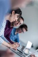 groupe de jeunes réunis au bureau de démarrage photo