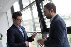 conclure l'affaire dans un intérieur de bureau moderne photo