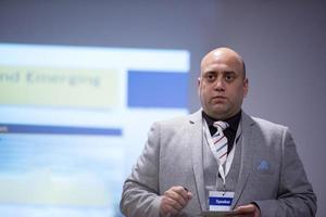 homme d'affaires prospère faisant des présentations dans la salle de conférence photo