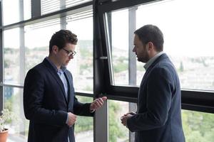 conclure l'affaire dans un intérieur de bureau moderne photo