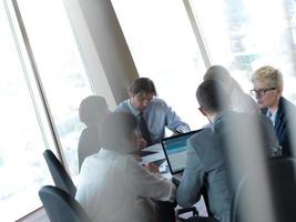 groupe de gens d'affaires lors d'une réunion dans un bureau moderne et lumineux photo