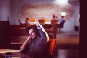 homme d'affaires relaxant au bureau photo