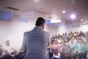 homme d'affaires prospère faisant des présentations dans la salle de conférence photo