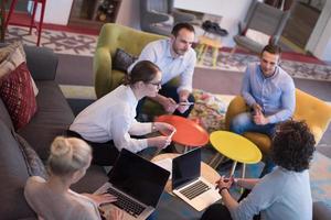 équipe commerciale de démarrage lors d'une réunion dans un immeuble de bureaux moderne photo