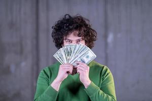homme d'affaires affichant une propagation de l'argent comptant en dollars américains photo