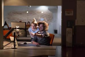 jeunes créateurs au bureau de nuit photo