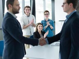 conclure l'affaire dans un intérieur de bureau moderne photo