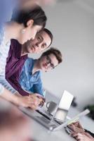 groupe de jeunes réunis au bureau de démarrage photo