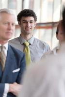 portrait de jeune homme d'affaires au bureau moderne photo