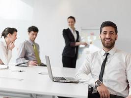 portrait de jeune homme d'affaires arabe moderne au bureau photo