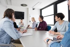 équipe commerciale lors d'une réunion dans un immeuble de bureaux moderne photo