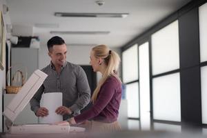 couple d'affaires copier des documents photo