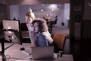 jeunes créateurs au bureau de nuit photo