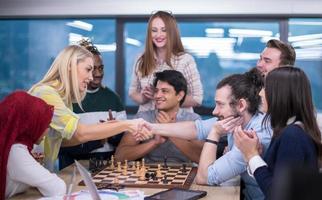 groupe multiethnique de gens d'affaires jouant aux échecs photo