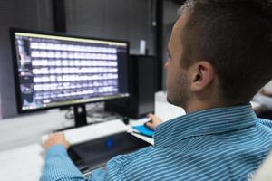 éditeur de photos à son bureau