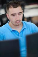 homme d'affaires occasionnel travaillant sur un ordinateur de bureau photo