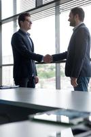 conclure l'affaire dans un intérieur de bureau moderne photo