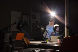 jeunes créateurs au bureau de nuit photo